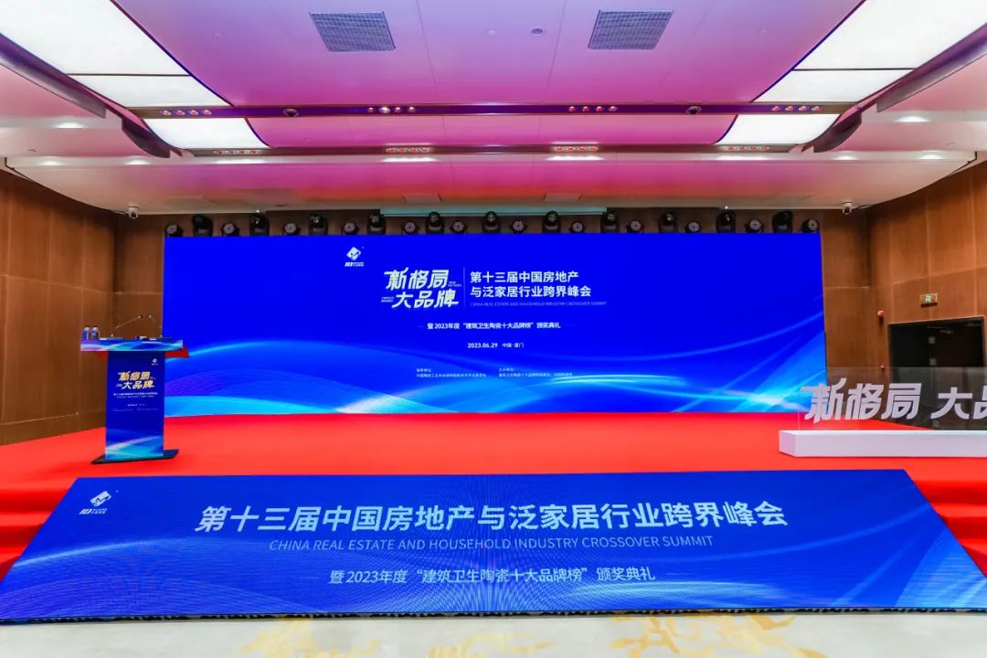 品質(zhì)爭(zhēng)先，載譽(yù)前行 | 恭喜綠蘋(píng)果瓷磚榮獲“現(xiàn)代磚十大品牌”獎(jiǎng)項(xiàng)！